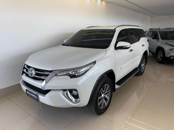 TOYOTA HILUX SW4 2.8 SRX 4X4 7 LUGARES 16V TURBO INTERCOOLER DIESEL 4P AUTOMÁTICO